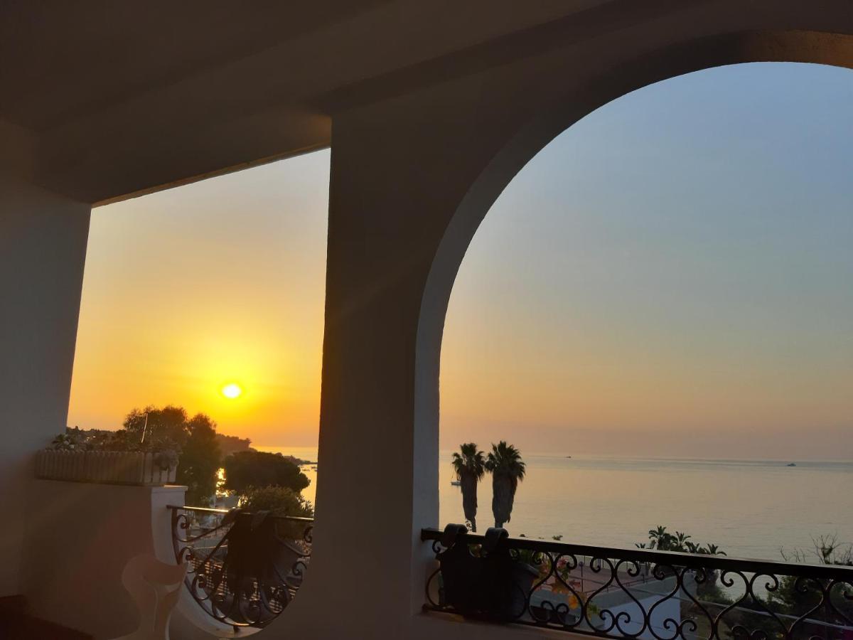 B&B Sea Terrace Aci Castello Buitenkant foto